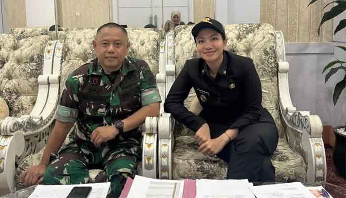 Dandim 0310/SSD Letkol CZI Joko Stradona bersama Bupati Dharmasraya, Annisa Suci Ramadhani memperjuangkan pembangunan dua jembatan rusak akibat banjir