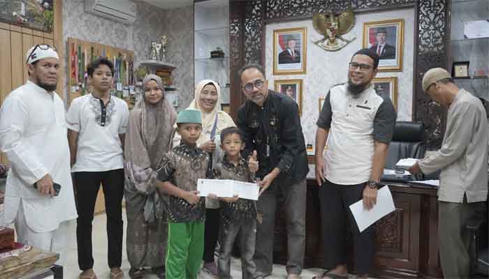 Jelang Idulfitri, Sekwan DPRD Sumbar Maifrizon Serahkan Santunan untuk 74 Anak Yatim