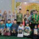 Ketua DPRD Sumbar, Muhidi serahkan Alquran untuk Anak Pemenang Lomba Ramadan di Masjid Al Furqan Lubuk Buaya Padang