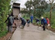 Puasa Ramadan Tak Surutkan Semangat Satgas TMMD ke-127 Lanjutkan Pembangunan Jalan di Desa Cipelah