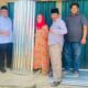 Wali Nagari Sungai Dareh, Irwadi bersama Bhabinkamtibmas serta perangkat nagari memberikan bantuan kepada warga yang rumahnya terdampak kerusakan tertimpa pohon tumbang