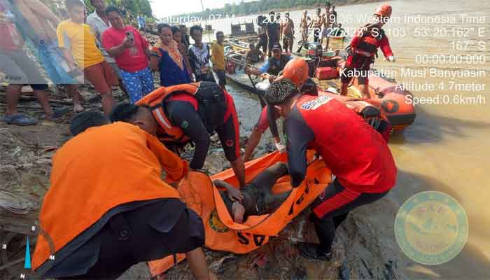 Tim Gabungan evakuasi korban tenggelam di Sungai Musi
