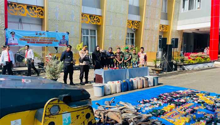 Polres Dharmasraya Musnahkan Ratusan Botol Miras Hasil Operasi Pekat Singgalang 2026