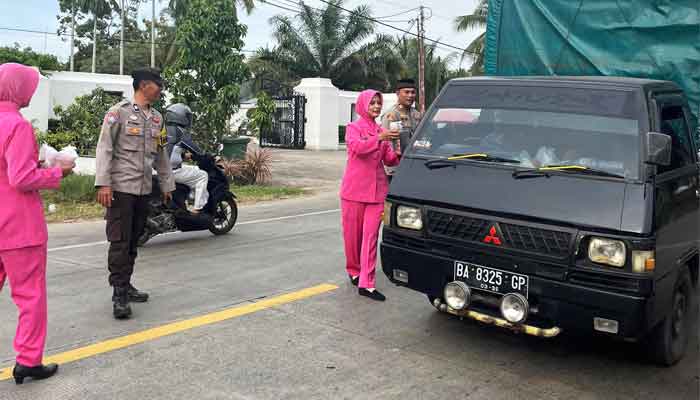 Polsek Pulau Punjung beserta Bhayangkari Berbagi Takjil kepada Masyarakat dan Pengendara 1 Polsek Pulau Punjung beserta Bhayangkari Bagikan Takjil kepada Masyarakat dan Pengendara