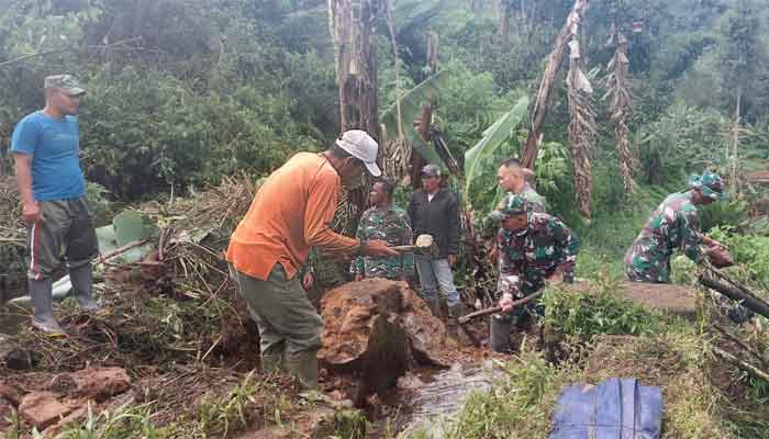 Satgas TMMD ke-127 Gali Pondasi Pembangunan Bak Penampungan Air Bersih dan Pemasangan Pipanisasi di Desa Cipelah