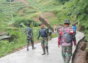 Satgas TMMD ke-127 Bersihkan Bekisting dan Siapkan Tapak Tugu Bersama Masyarakat Desa Cipelah