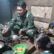 Serda Hendro Bantu Masak Hidangan Buka Puasa Satgas TMMD ke-127 di Desa Cipelah