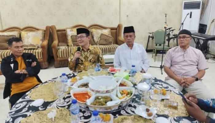 Suasana berbuka puasa bersama insan pers di rumah dinas Wali Kota Payakumbuh