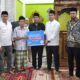 Ketua Tim Safari Ramadan Provinsi Sumbar, Vasko Ruseimy serahkan bantuan kepada Pengurus Masjid Al-Mujahadah Nagari Padang Tarok, disaksikan Bupati Sijunjung, benny Dwifa Yuswir