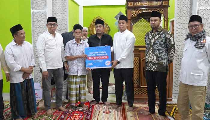 Kunjungan Tim Safari Ramadan Provinsi, Bupati Sijunjung Dampingi Wagub Vasko ke Masjid Al-Mujahadah Nagari Padang Tarok 1 Ketua Tim Safari Ramadan Provinsi Sumbar, Vasko Ruseimy serahkan bantuan kepada Pengurus Masjid Al-Mujahadah Nagari Padang Tarok, disaksikan Bupati Sijunjung, benny Dwifa Yuswir