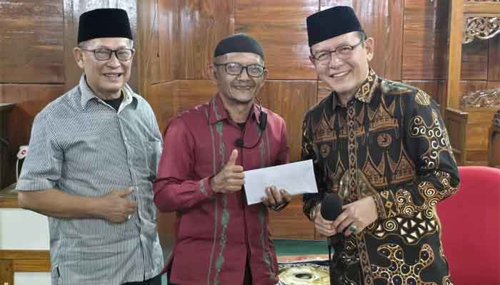 Tarawih dengan Warga, Wako Payakumbuh Berikan Bantuan untuk Kegiatan Keagamaan di Masjid Muslimin Balai Cacang