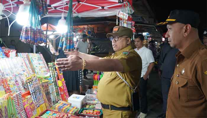 Pasar Pusat Semakin Tertata, Wako Padang Panjang Dorong Kenyamanan Pedagang dan Pembeli 2 Wali Kota Hendri Arnis meninjau kondisi Pasar Pusat Padang Panjang