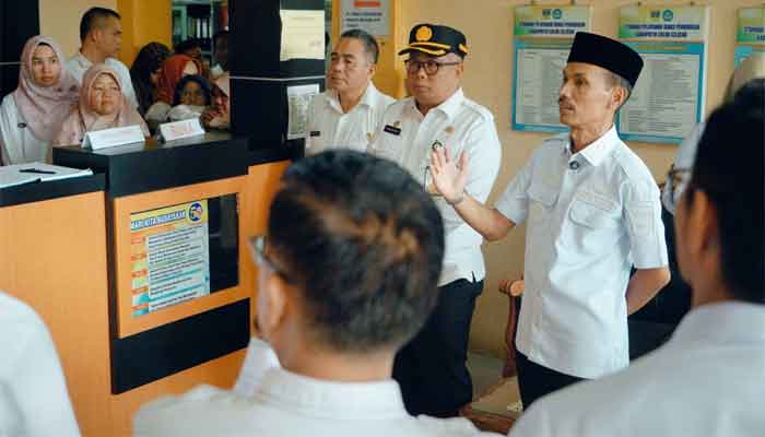 Sidak Hari Pertama Kerja, Wakil Bupati Solok Selatan Cek Kesiapan Pelayanan Masyarakat 1 Wakil Bupati Solok Selatan, Yulian Efi melakukan Sidak pada Hari Pertama Kerja usai libur Lebaran