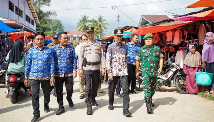 Wakil Bupati Solok Selatan, H. Yulian Efi, cek harga pangan di Pasar Muara Labuh