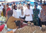 Wakil Bupati Solok Selatan, Yulian Efi melakukan inspeksi pasar di Pasar Padang Aro