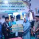Anggota Komisi V DPRD Sumbar dari Fraksi Golkar, Hj. Zaksai Kasni, serahkan bantuan kepada Pengurus Masjid Jami’ Jorong Siguntur II, Nagari Siguntur, Kecamatan Sitiung, Kabupaten Dharmasraya, Safari Ramadan