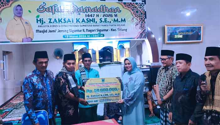 Anggota Komisi V DPRD Sumbar dari Fraksi Golkar, Hj. Zaksai Kasni, serahkan bantuan kepada Pengurus Masjid Jami’ Jorong Siguntur II, Nagari Siguntur, Kecamatan Sitiung, Kabupaten Dharmasraya, Safari Ramadan