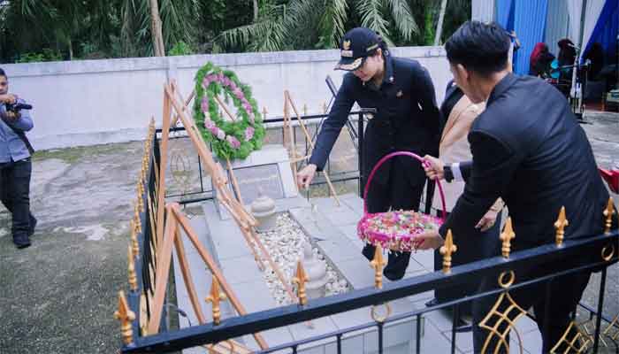 Pemkab Dharmasraya menggelar anjangsana ke makam Penjabat Bupati pertama almarhum Ahmad Munawar, di Nagari Koto Padang, Kecamatan Koto Baru