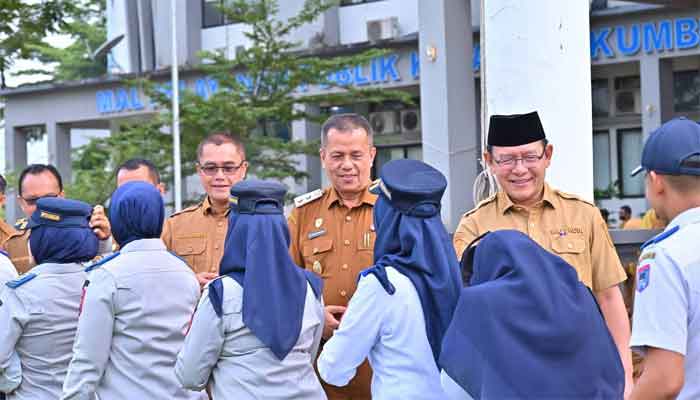 Wali Kota Zulmaeta bersama Wakil Wali Kota Payakumbuh, Elzadaswarman, Sekretaris Daerah, Asisten, Staf Ahli, Kepala Perangkat Daerah, serta seluruh ASN Pemko Payakumbuh saling bermaafan alam apel bersama