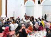 Wali Kota Ramlan Nurmatias memberikan sambutan saat buka puasa bersama dengan Ketua RT, RW, LPM serta tokoh masyarakat se-Kota Bukittinggi