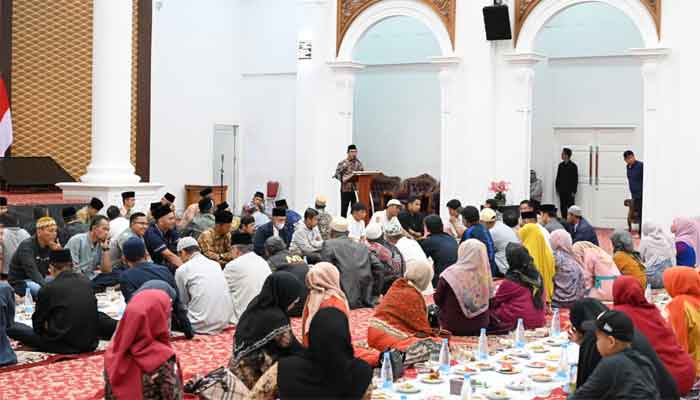 Wali Kota Ramlan Nurmatias memberikan sambutan saat buka puasa bersama dengan Ketua RT, RW, LPM serta tokoh masyarakat se-Kota Bukittinggi