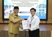 Gubernur Mahyeldi Serahkan LKPD 2025 ke BPK Sumbar