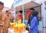 Warga Serbu Pasar Murah Pemko Payakumbuh, Harga Turun hingga 30 Persen 12 Wakil Wali Kota Elzadaswarman meninjau pasar murah Pemko Payakumbuh di halaman Kantor Dinas Koperasi dan UKM