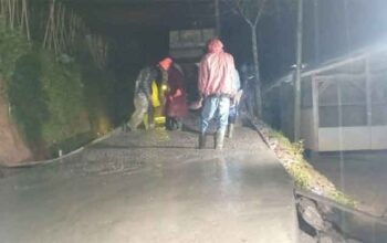 Satgas TMMD Ke-127 Kodim 0624/Kabupaten Bandung kebut pengecoran jalan di Desa Cipelah