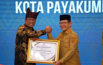 Wali Kota Payakumbuh, Zulmaeta menerima piagam penghargaan dari Menteri Hukum Supratman Andi Agtas atas dukungan dalam pembentukan Pos Bantuan Hukum (Posbankum)