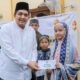 Bupati Bintan, Roby Kurniawan serahkan santunan anak yatim saat Safari Ramadan di Masjid Nurul Huda, Jalan Nusantara, Kelurahan Gunung Lengkuas, Kecamatan Bintan Timur.