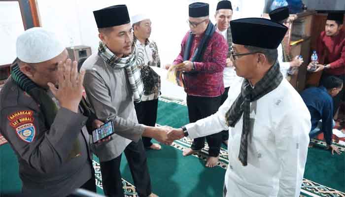 Bupati Solok Selatan, H. Khairunas sebut sekolah gratis sma/smk dimulai tahun ini saat Safari Ramadan di Masjid Nurul Iman Jorong Taratak Tinggi, Nagari Persiapan Pekonina, Kecamatan Pauh Duo
