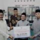 Tim Safari Ramadan Provinsi serahkan bantuan kepada Pengurus Masjid Raya Kacang, disaksikan Wakil Bupati Solok, H. Candra