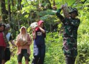 Warga Krangean ikut membantu dalam pembangunan jalan TMMD ke-128