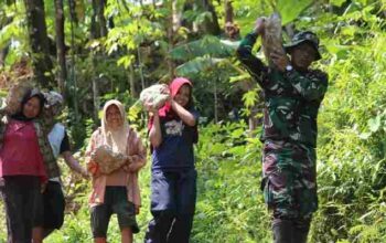 Warga Krangean ikut membantu dalam pembangunan jalan TMMD ke-128