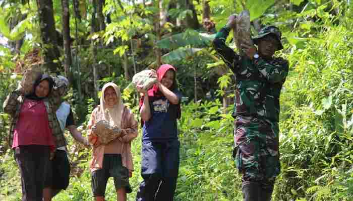 Warga Krangean ikut membantu dalam pembangunan jalan TMMD ke-128