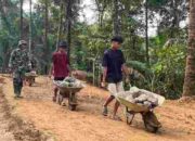 Muda-Mudi Krangean Turun Tangan Membantu Pembangunan Jembatan Garuda TMMD ke-128