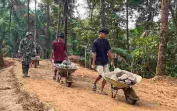 Muda-Mudi Krangean Turun Tangan Membantu Pembangunan Jembatan Garuda TMMD ke-128