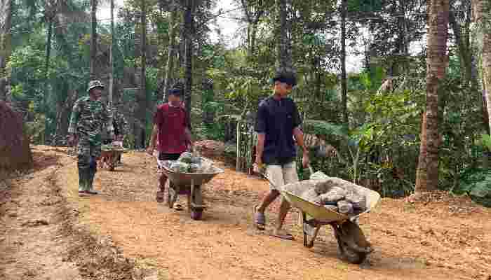 Muda-Mudi Krangean Turun Tangan Membantu Pembangunan Jembatan Garuda TMMD ke-128