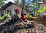 Saat Anak Desa Krangean Saksikan Pembangunan TMMD ke-128 dari Dekat