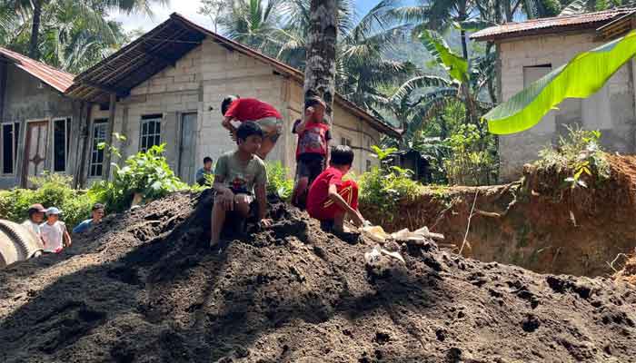 Saat Anak Desa Krangean Saksikan Pembangunan TMMD ke-128 dari Dekat