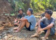 Anggota TNI Bersama Warga Krangean Bangun Pondasi Jalan TMMD ke-128