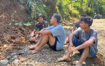 Anggota TNI Bersama Warga Krangean Bangun Pondasi Jalan TMMD ke-128