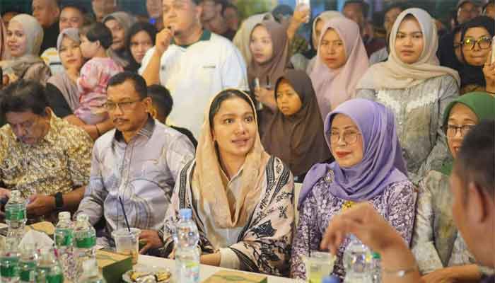 Bupati Dharmasraya, Annisa Suci Ramadhani dan Wakil Bupati Leli Arni saat pembukaan Bazar UMKM dan Live Music