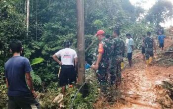 Anggota Kodim 0310/SSD dan BPBD Dharmasraya Bersihkan Jalan Tertimbun Tanah Longsor di Lubuk Telaok Nagari Banai