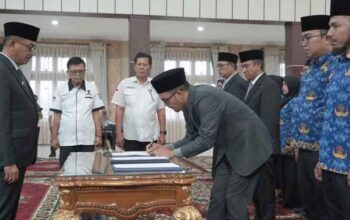 Bupati Solok Selatan, H. Khairunas melantik dan mengukuhkan sebanyak 32 orang pejabat eselon