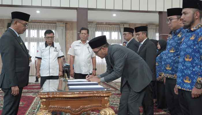 Bupati Solok Selatan, H. Khairunas melantik dan mengukuhkan sebanyak 32 orang pejabat eselon