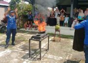 Damkar Purbalingga edukasi warga Desa Kasih tentang penanganan pemadaman kebakaran dalam Program TMMD Reguler ke-128
