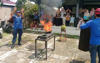 Damkar Purbalingga edukasi warga Desa Kasih tentang penanganan pemadaman kebakaran dalam Program TMMD Reguler ke-128