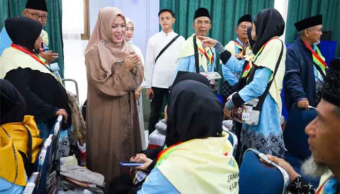 Wakil Bupati Bintan, Deby Maryanti bersama Jemaah Calon Haji Kloter I di Aula Arafah Asrama Haji, Kota Batam