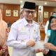 Wawako Bukittinggi, Ibnu Asis serahkan bantuan Sembako dan PKH Triwulan I 2026